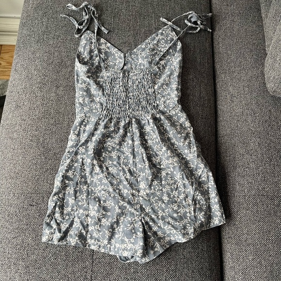 Princess Polly floral Romper - Picture 3 of 7